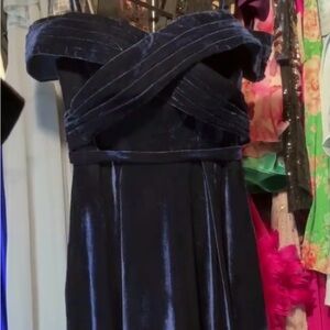 Chic Strapless Velvet Dress in Deep Blue